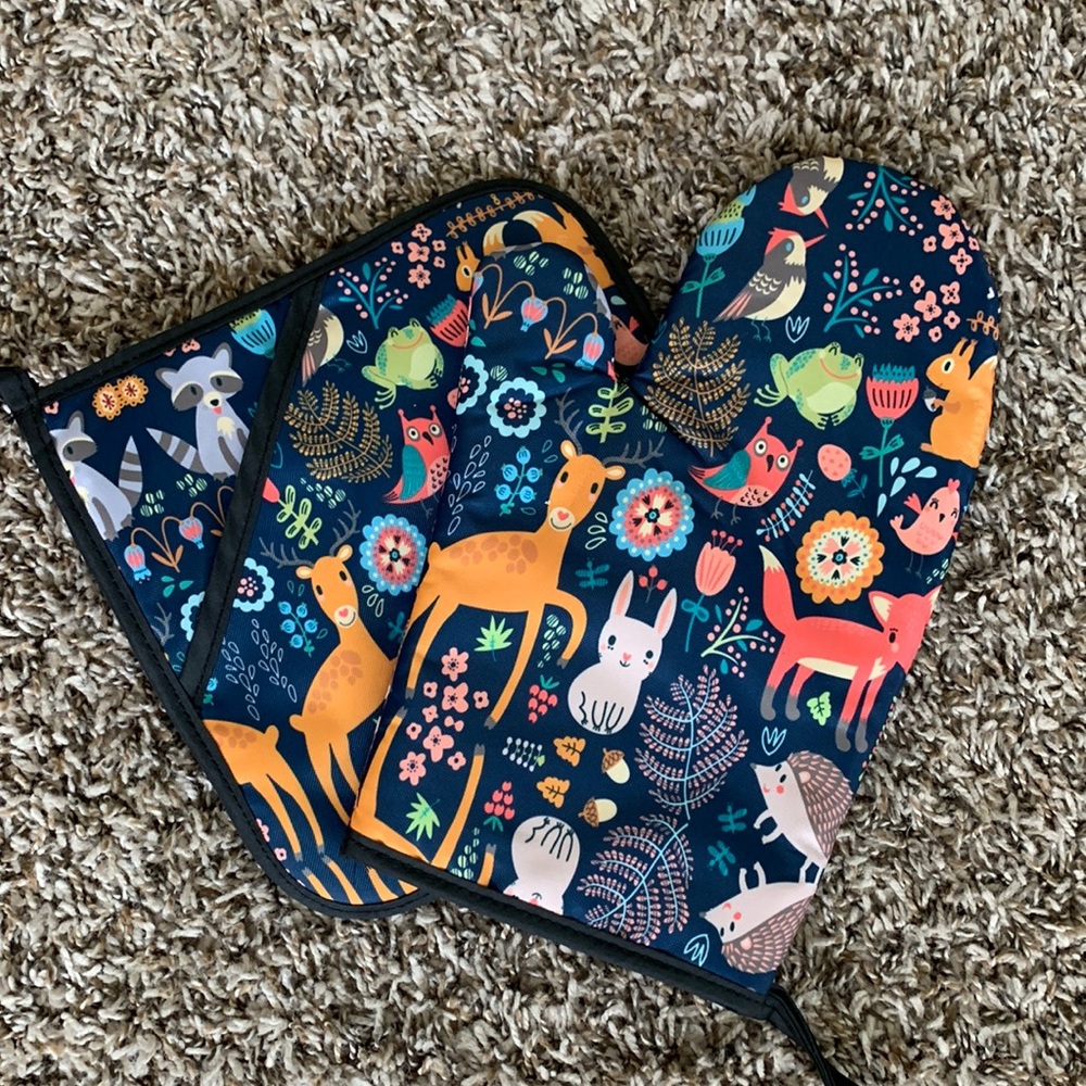 NWOT Woodland Oven Mitt Set
